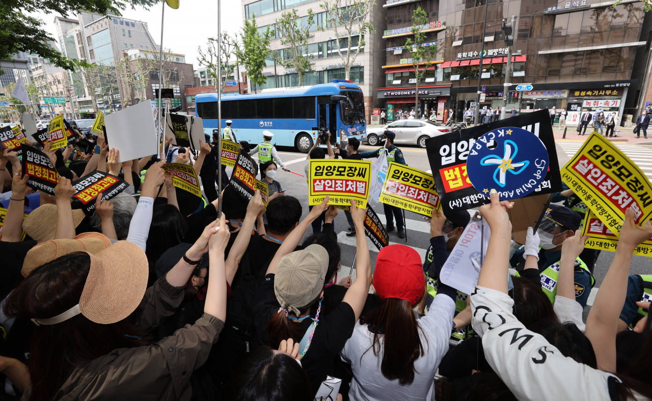 16개월된 입양아 정인 양을 학대해 숨지게 한 혐의를 받는 양부모의 1심 선고공판이 열린 14일 오전 서울 양천구 서울남부지법 앞에서 시민들이 양모 장씨가 탔을 것으로 추정되는 호송차를 향해 팻말을 들고 항의하고 있다. [연합]