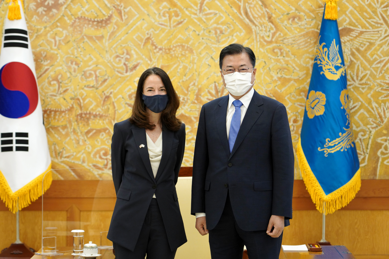 문재인 대통령이 14일 오후 청와대에서 방한 중인 애브릴 헤인스 미국 국가정보국 국장을 접견하며 사진촬영을 하고 있다. [연합]