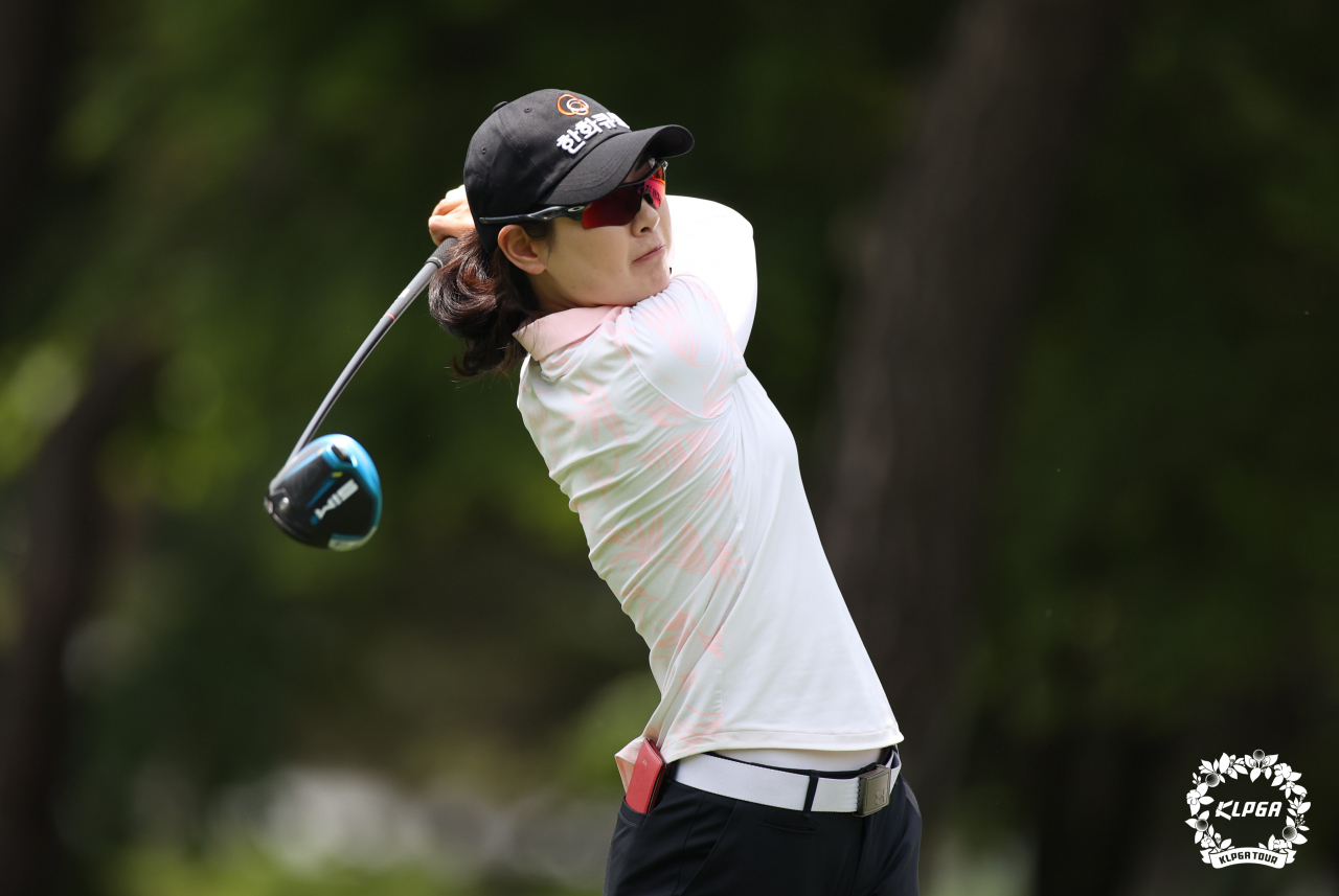 이정민이 1번홀 티샷을 하고 있다. [KLPGA 제공]