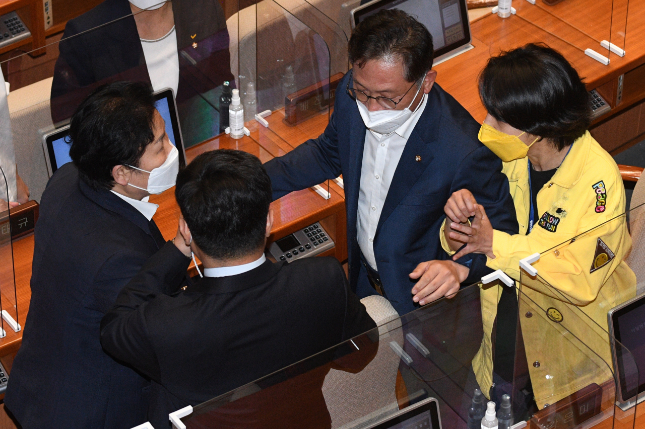 13일 국회 본회의에서 김부겸 국무총리 후보자 임명동의안 표결을 앞두고 더불어민주당 문정복 의원(왼쪽)이 정의당 배진교 원내대표의 의사진행발언에 대해 항의하자 정의당 류호정 의원(오른쪽)이 문 의원에게 맞대응하고 있다. [연합]