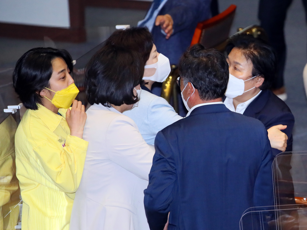 13일 국회 본회의에서 김부겸 국무총리 후보자 임명동의안 표결을 앞두고 더불어민주당 문정복 의원(오른쪽)이 정의당 배진교 원내대표의 의사진행발언에 대해 항의하자 정의당 류호정 의원(왼쪽)이 문 의원에게 맞대응하고 있다. [연합]