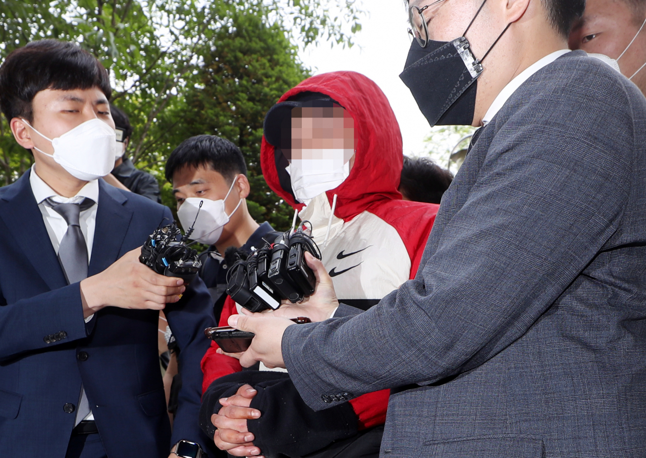 인천 한 노래주점에서 손님을 살해한 뒤 시신을 유기한 혐의를 받는 30대 업주 A씨가 14일 오후 구속 전 피의자 심문(영장실질심사)을 받기 위해 인천시 미추홀구 인천지방법원에 들어서고 있다. [연합]