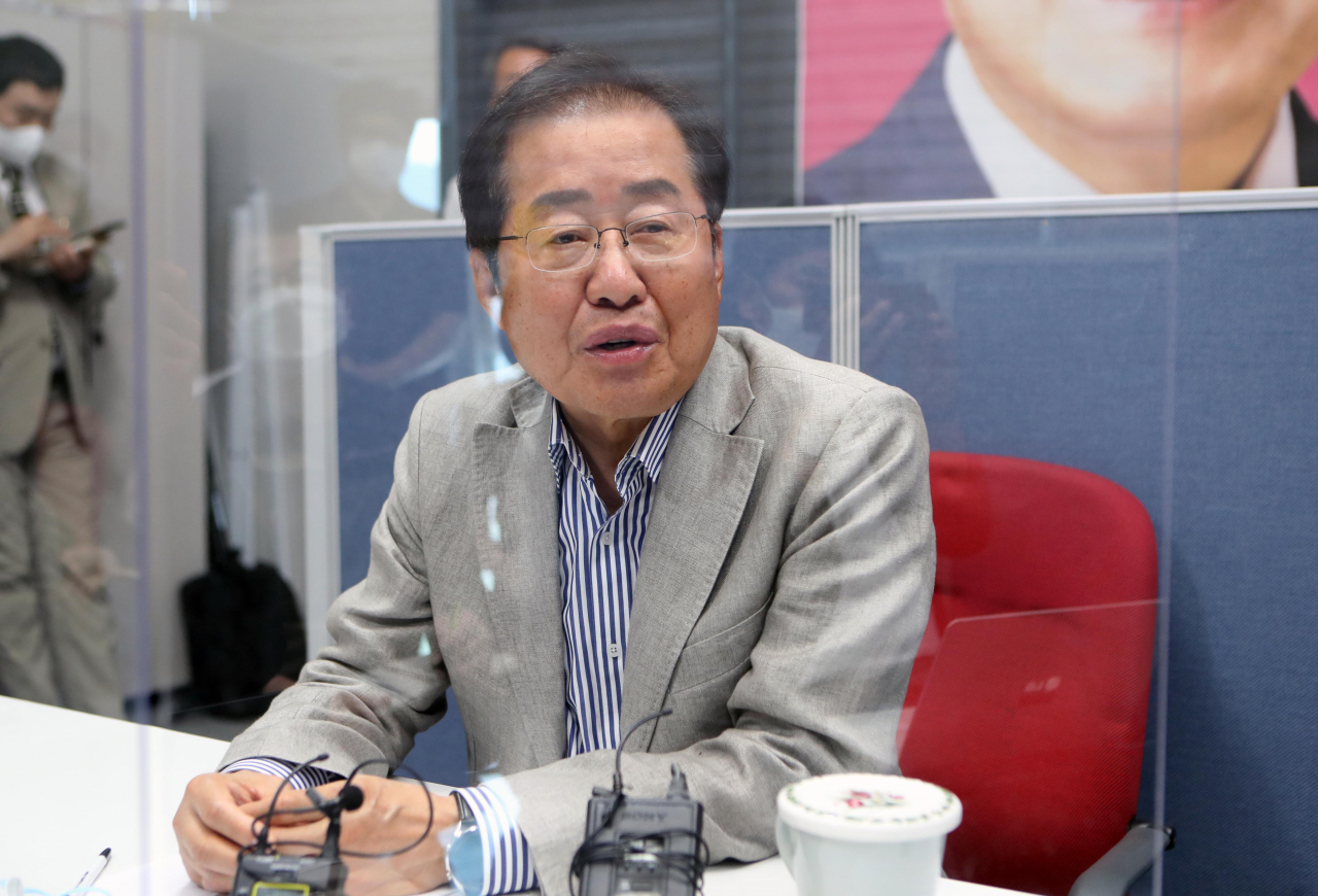 홍준표 전 자유한국당(국민의힘 전신) 대표가 14일 대구 수성구 자신의 지역 사무실에서 국민의힘 복당 문제 등과 관련해 기자간담회를 하고 있다. [연합]