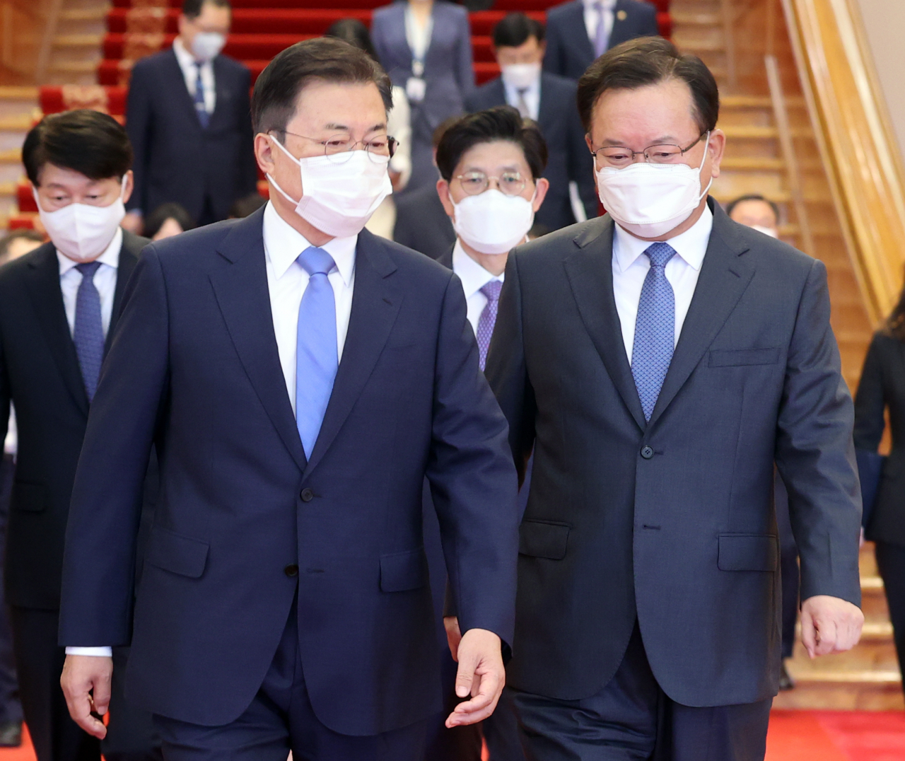 문재인 대통령이 14일 오전 청와대에서 국무총리 및 장관 임명식을 마치고 환담장으로 이동하며 김부겸 신임총리와 대화하고 있다. [연합]