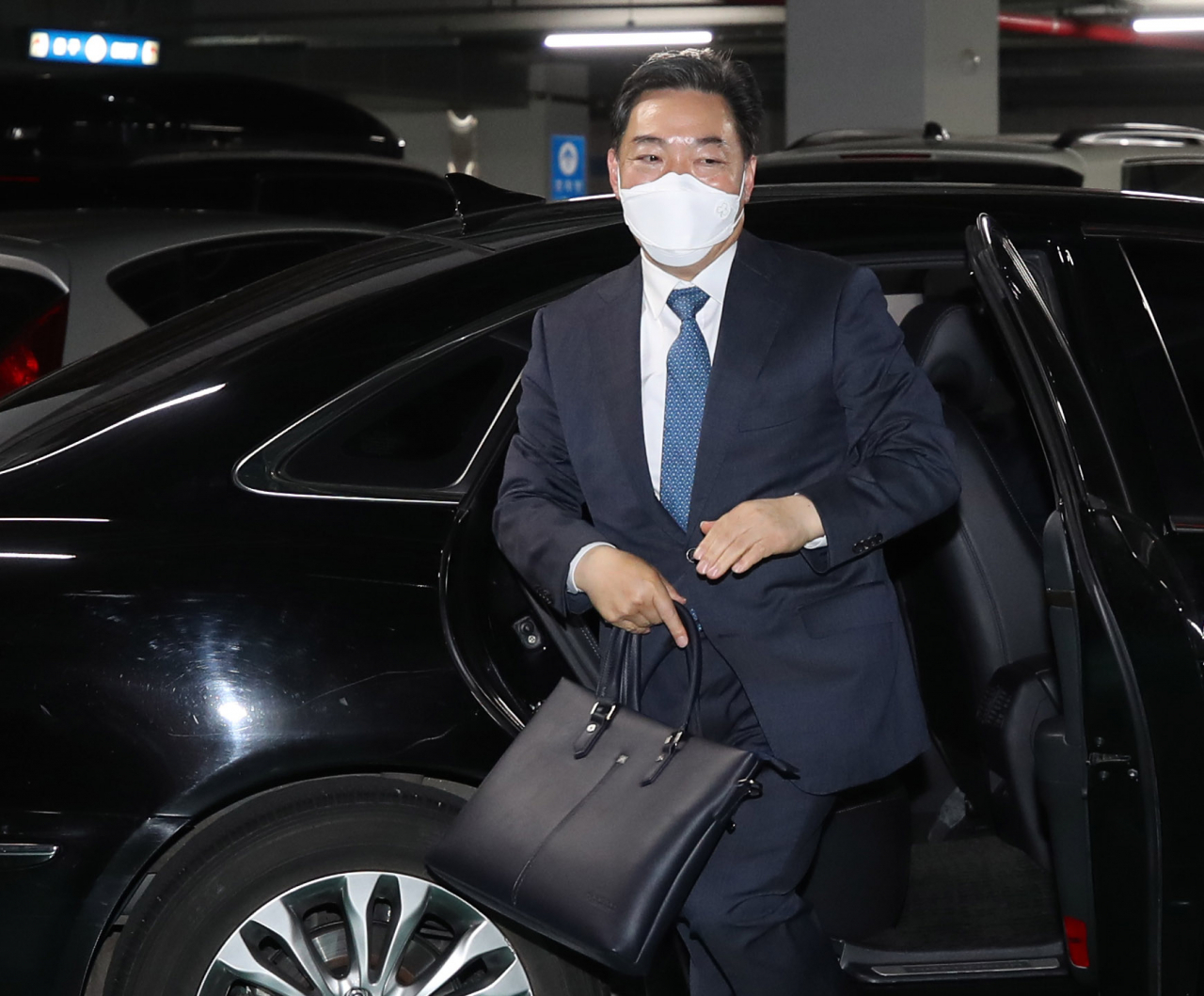 김오수 검찰총장 후보자가 지난 12일 오전 청문 준비 사무실이 마련된 서초구 서울 고검으로 출근하고 있다. [연합]
