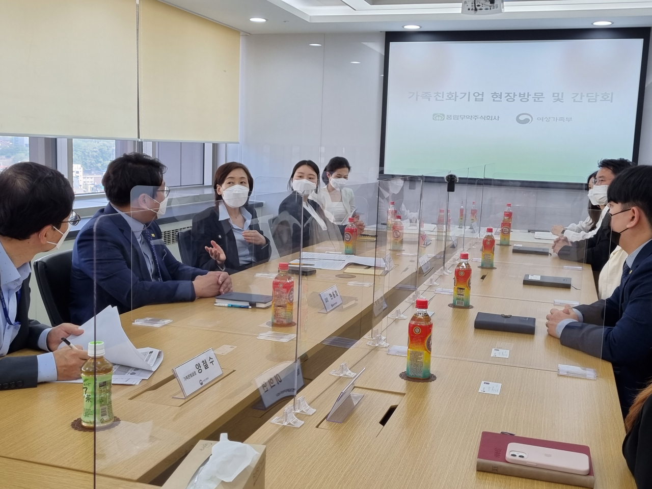 김경선(왼쪽 세번쨰) 여성가족부 차관이 13일 가족친화인증기업인 풍림무약㈜을 방문해 기업의 가족친화제도 운영 현황을 살펴보고 직원들의 체험 사례에 대해 이야기를 나누고 있다. [여성가족부]