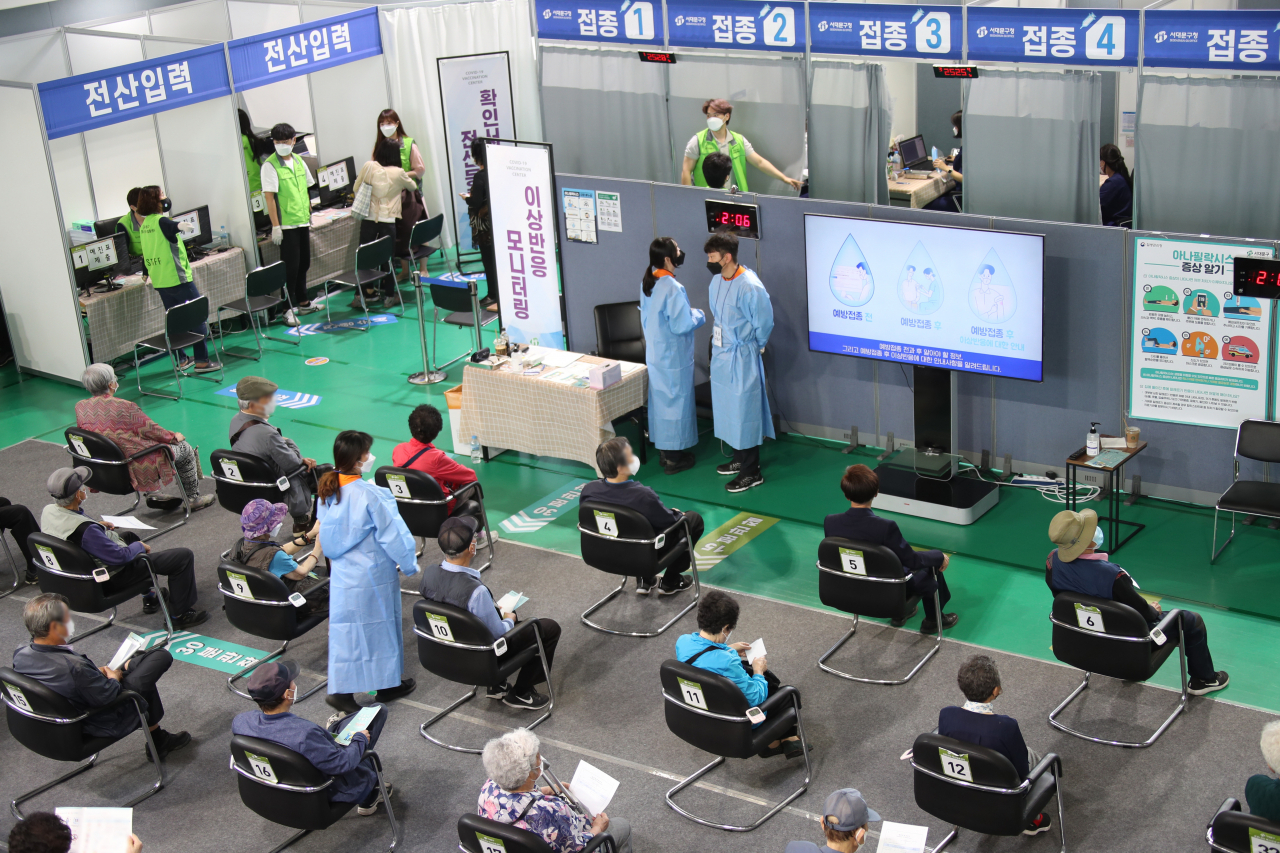 지난 14일 오후 서울 서대문구 예방접종센터에서 시민들이 접종 후 이상반응 모니터링을 위해 대기하고 있다. [연합]