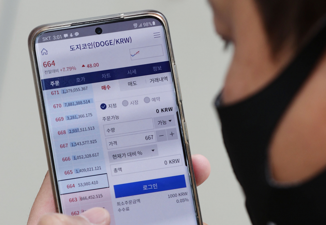 가상화폐 도지코인이 업비트에서 664원에서 거래되고 있다. 이날 오전 9시를 기준으로 하루 전보다 약 22% 뛰었고, 오전 9시 이후에도 6%이상 더 올랐다. 일론 머스크는 13일(현지시간) 트위터에서 "(도지코인) 거래 시스템의 효율성을 개선하기 위해 도지 개발자들과 협력하고 있다. 이 작업은 잠재적으로 유망하다"고 주장했다. 14일 오후 서울 시내에서 한 시민이 도지코인 시세를 살피고 있다. 연합뉴스