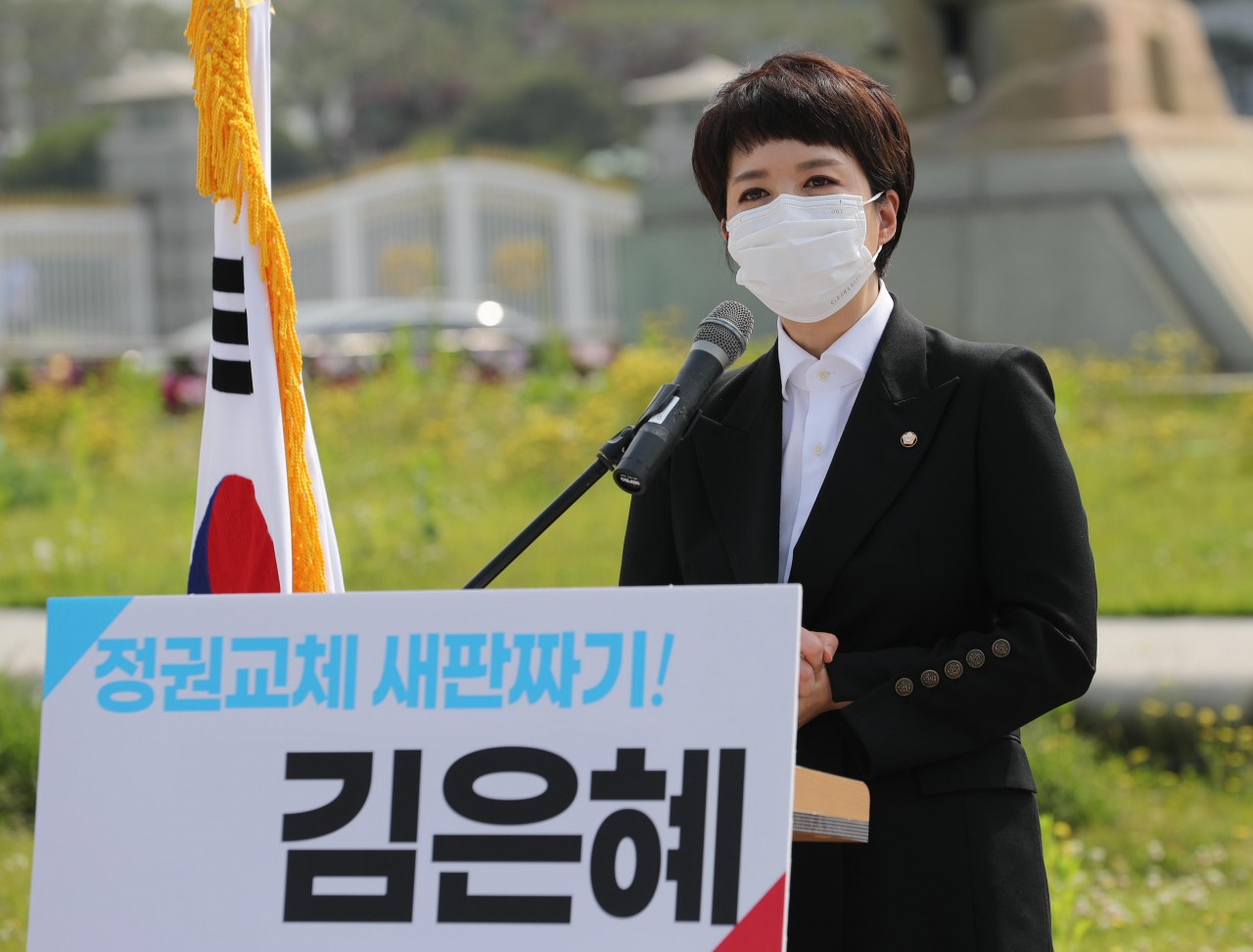 국민의힘 김은혜 의원이 14일 오전 청와대 분수대 앞에서 기자회견을 열고 당대표 경선 출마를 선언하고 있다. [연합]