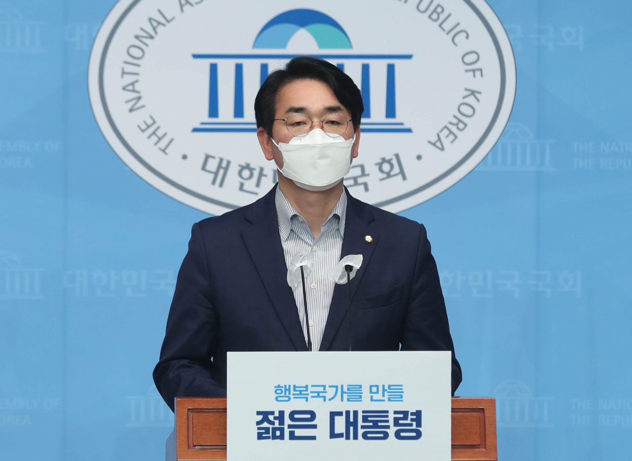 대선출마를 선언한 더불어민주당 박용진 의원이 16일 서울 여의도 국회 소통관에서 더불어민주당 예비경선과 관련해 기자회견하고 있다. [연합]