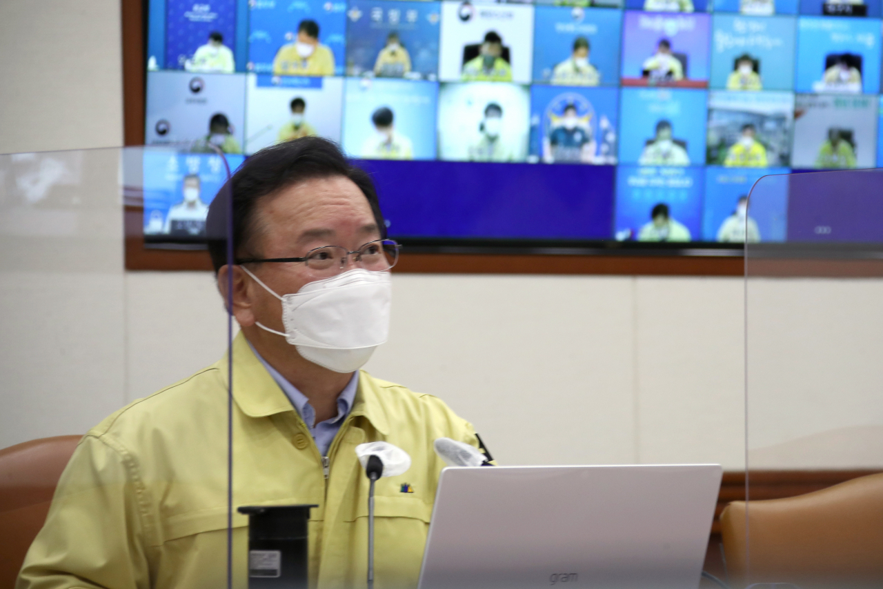 김부겸 국무총리가 16일 정부서울청사에서 열린 코로나19 대응 중앙재난안전대책본부(중대본) 회의를 주재하고 있다. [연합]