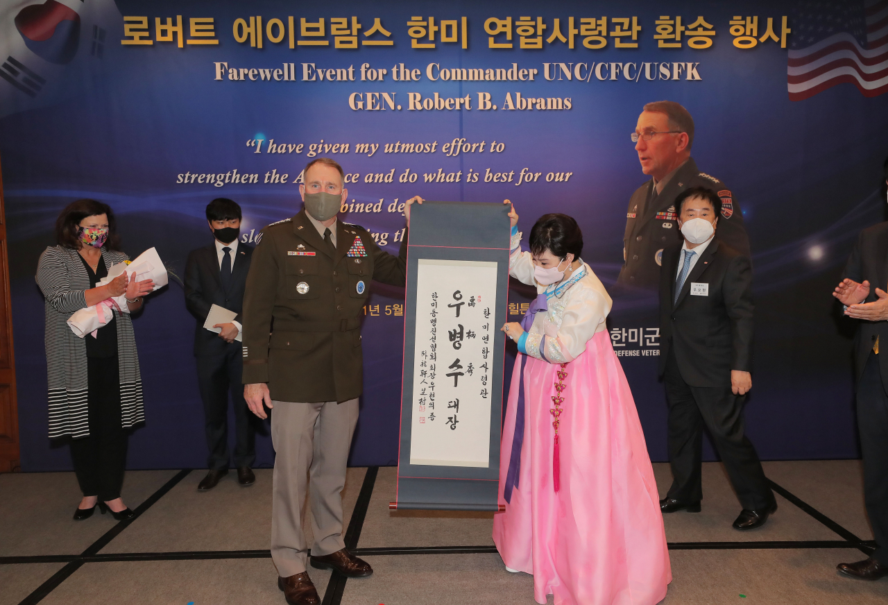 로버트 에이브럼스 주한미군사령관 겸 한미연합사령관이 지난 13일 오전 서울 중구 밀레니엄힐튼호텔에서 한미동맹재단 주관으로 열린 환송 행사에서 우현의 한미동맹친선협회장으로부터 한글 이름 족자를 선물 받고 있다.성인 '우(禹)'는 에이브럼스의 'ㅇ'에서 땄고 본관은 미군기지가 있는 평택이라고 한미동맹친선협회는 밝혔다. [연합]