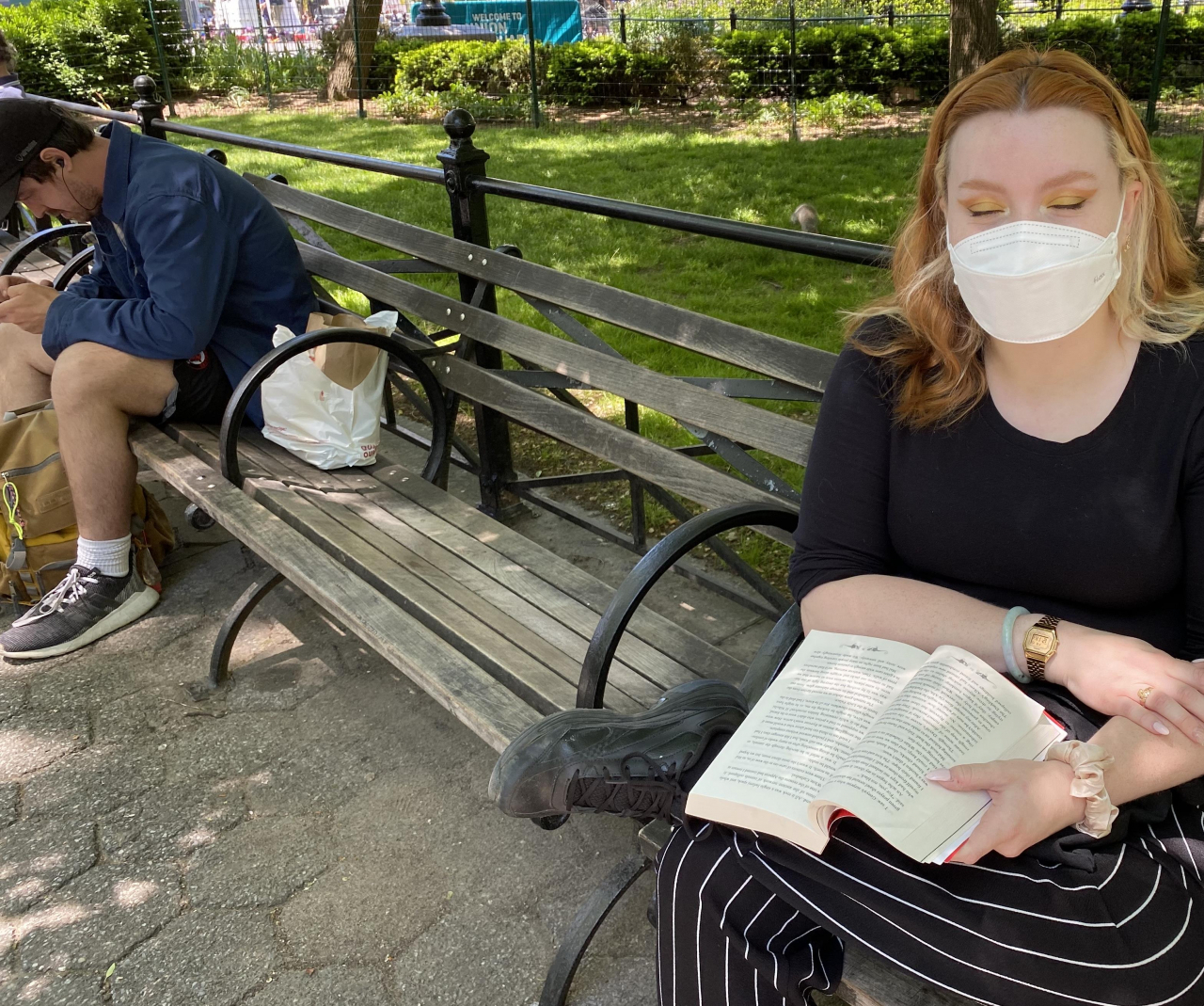 미국 질병통제예방센터(CDC)가 백신 접종을 마친 사람들은 마스크를 착용할 필요 없다고 권고한 다음 날인 14일(현지시간) 뉴욕시 유니언스퀘어의 벤치에 마스크를 쓰고 책을 읽는 여성과 '노마스크' 남성이 앉아있다. [뉴욕=연합]