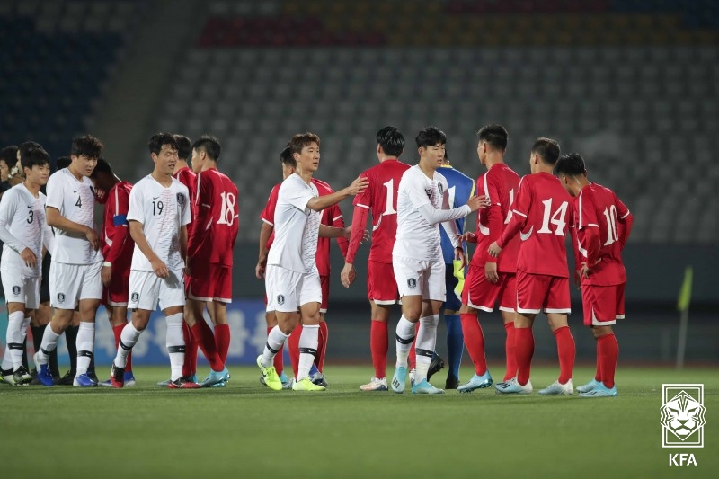아시아축구연맹(AFC)이 16일(한국시간) 홈페이지를 통해 "북한 축구협회의 2022 카타르 월드컵 아시아지역 예선과 2023 AFC 아시안컵 불참이 확정됐다"고 발표했다. 사진은 인사하는 남북 축구 국가대표팀 선수들. [대한축구협회]