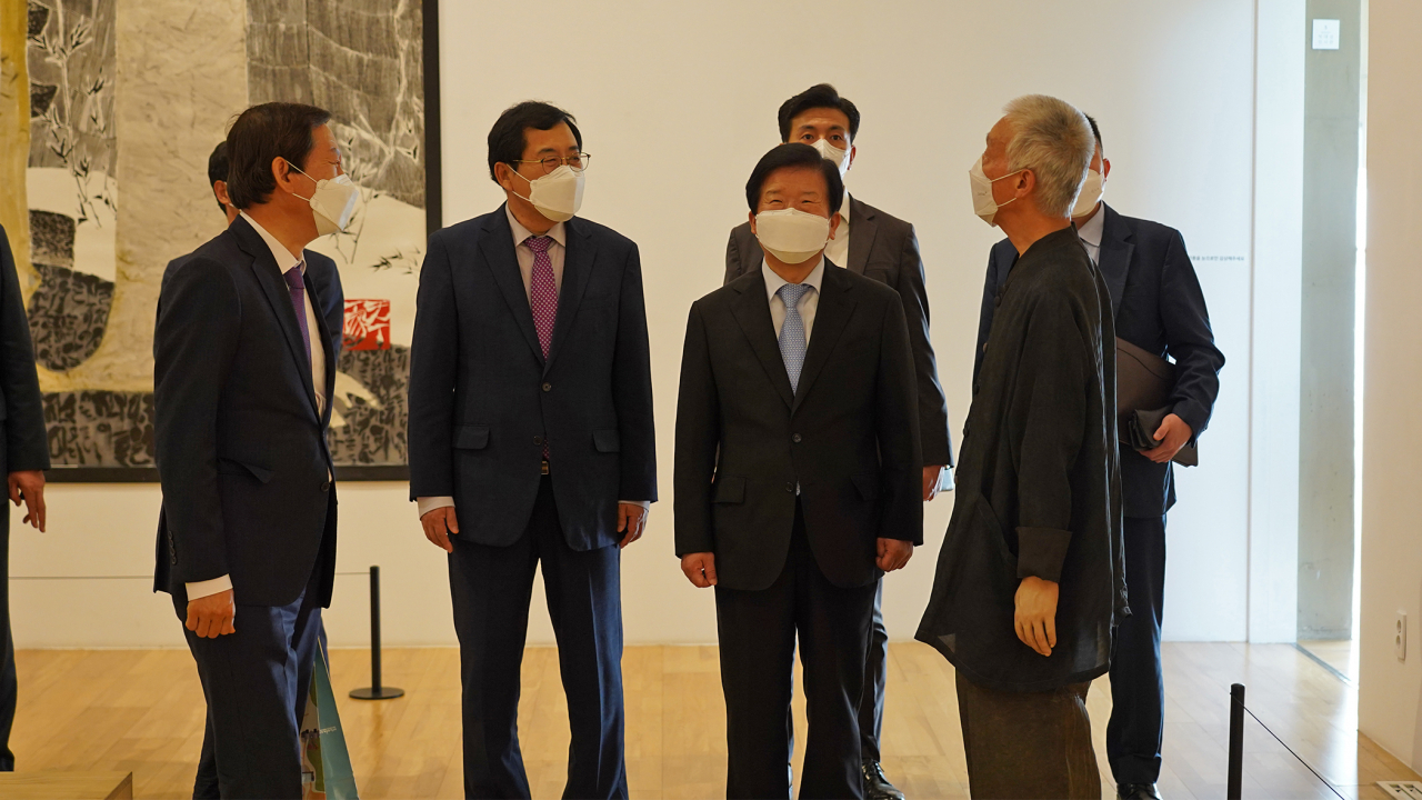 박병석 국회의장이 14일 경주엑스포대공원 솔거미술관을 방문했다.[경주엑스포대공원 제공]