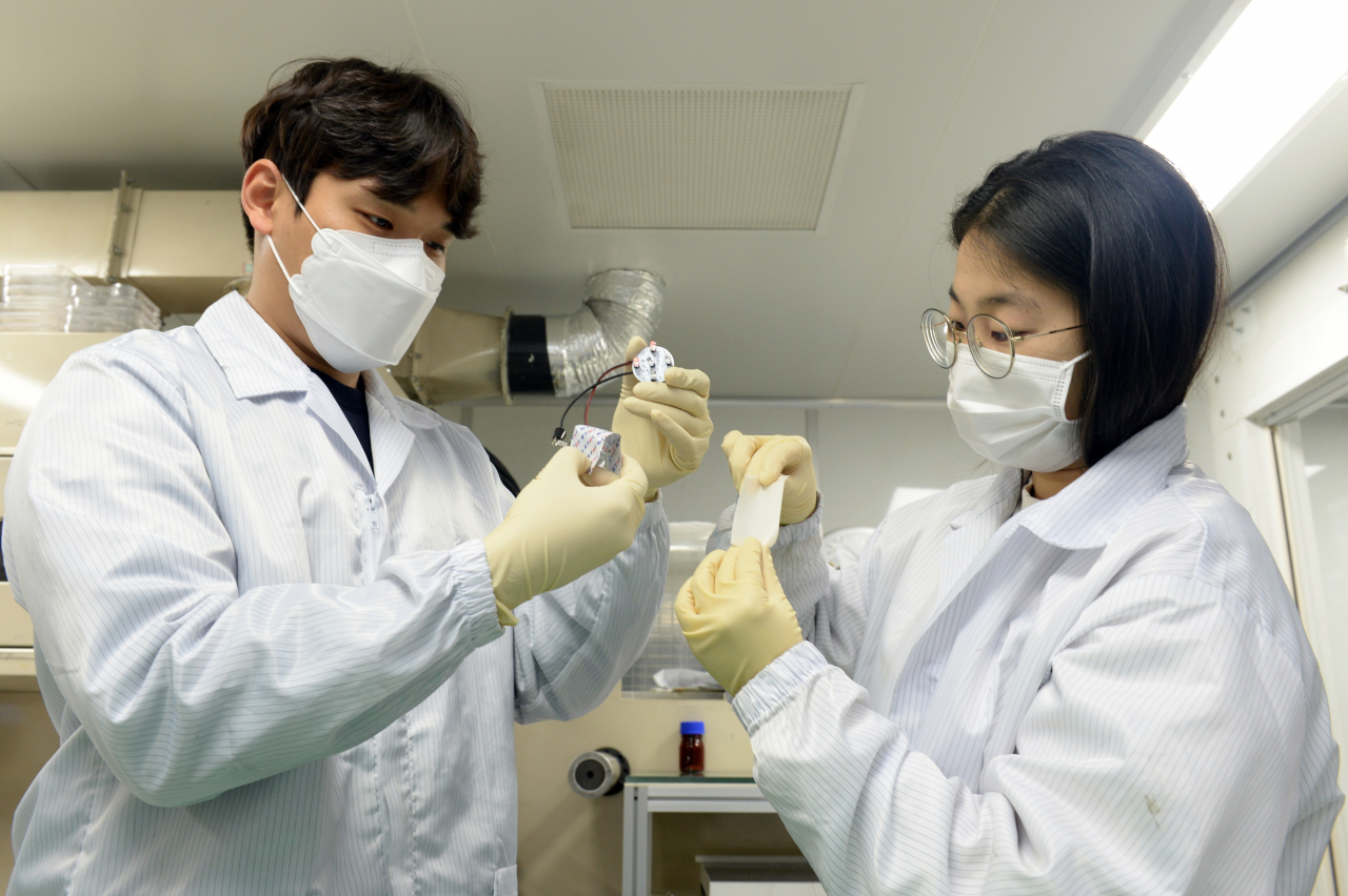 ETRI 연구진이 이온 저항층을 제거한 하이브리드 전해질을 제조해 전지 특성을 확인하는 모습.[ETRI 제공]