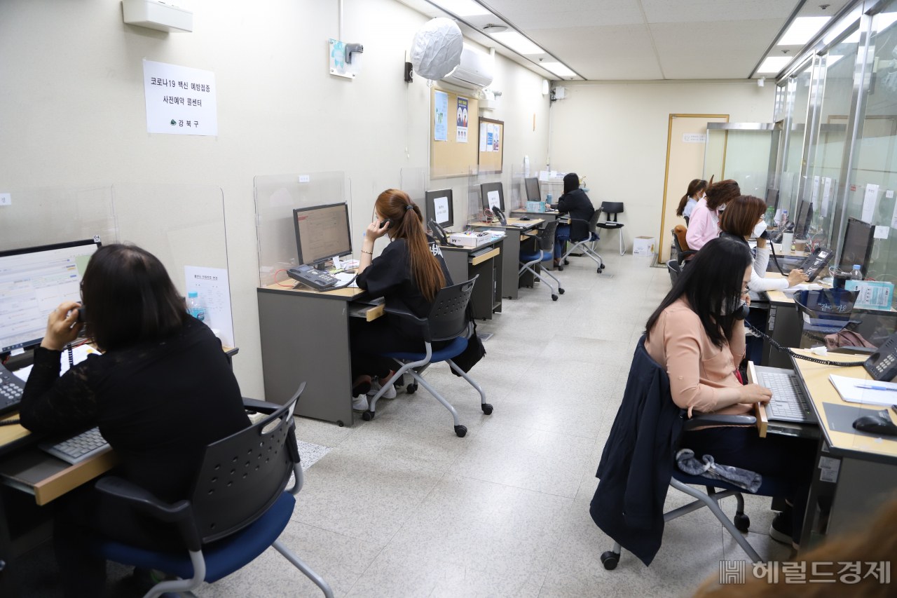 강북구 코로나19 백신접종 사전예약 콜센터에서 근무자들이 상담 전화를 받고 있다. [강북구]