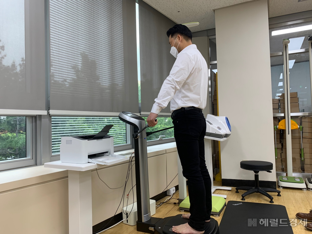 한 구민이 체성분분석기를 이용해 비만도를 측정하고 있다. [금천구 제공]