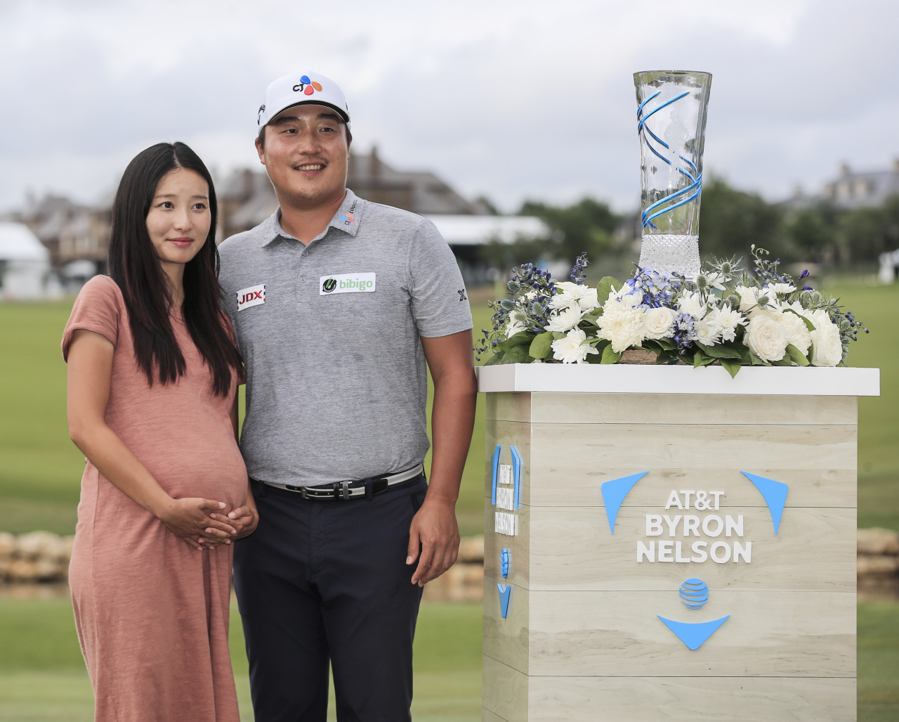 이경훈이 17일(한국시간) PGA 투어 AT&T 바이런 넬슨서 정상에 오른 뒤 우승컵을 옆에 두고 만삭의 아내 유주연 씨와 포즈를 취하고 있다. 오는 7월 아빠가 되는 이경훈은 “완벽한 우승이다. 두 달 뒤 아기가 태어나는데 빨리 만나고 싶다”고 기쁨을 감추지 못했다. [EPA]