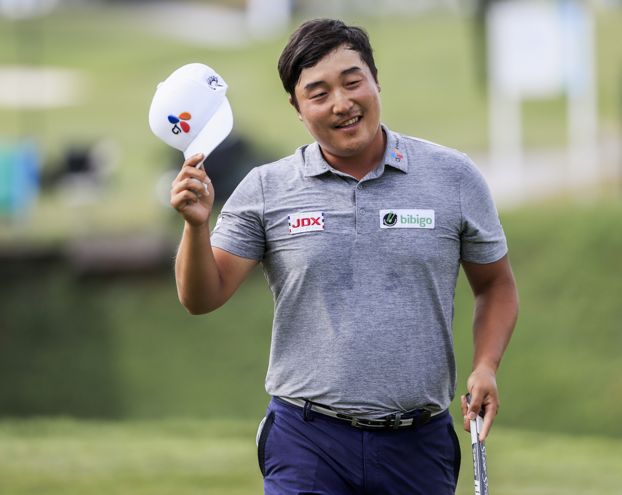 이경훈이 17일(한국시간) PGA 투어 AT&T 바이런 넬슨서 챔피언 퍼트를 마무리한 뒤 갤러리들의 환호에 답하고 있다. [EPA]