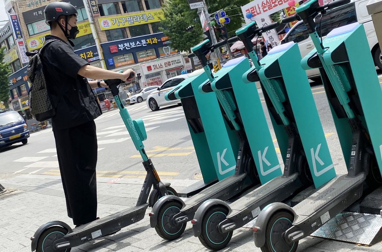 LG전자가 독자 개발한 무선충전기술을 기반으로 전동킥보드 공유서비스업체 '킥고잉'과 함께 전동킥보드 주차시설을 구축했다. 사진은 전동킥보드 무선충전주차시설 이미지. [LG전자 제공]