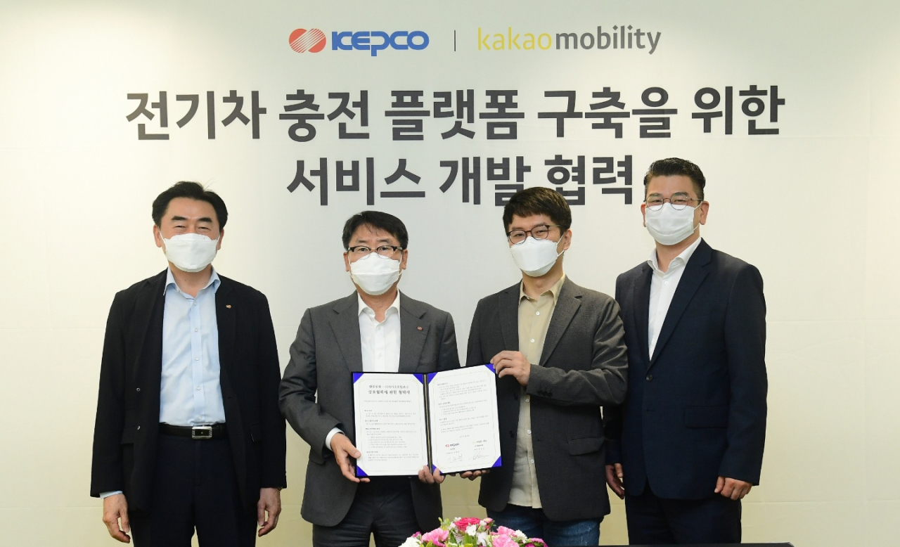 이종환(왼쪽 두번째) 한전 사업총괄부사장이 지난 14일 경기 성남 카카오모빌리티본사에서 진행된 ‘전기차 충전 플랫폼 구축을 위한 서비스 개발 협력 MOU’에서 기념촬영을 하고 있다. [한국전력 제공]