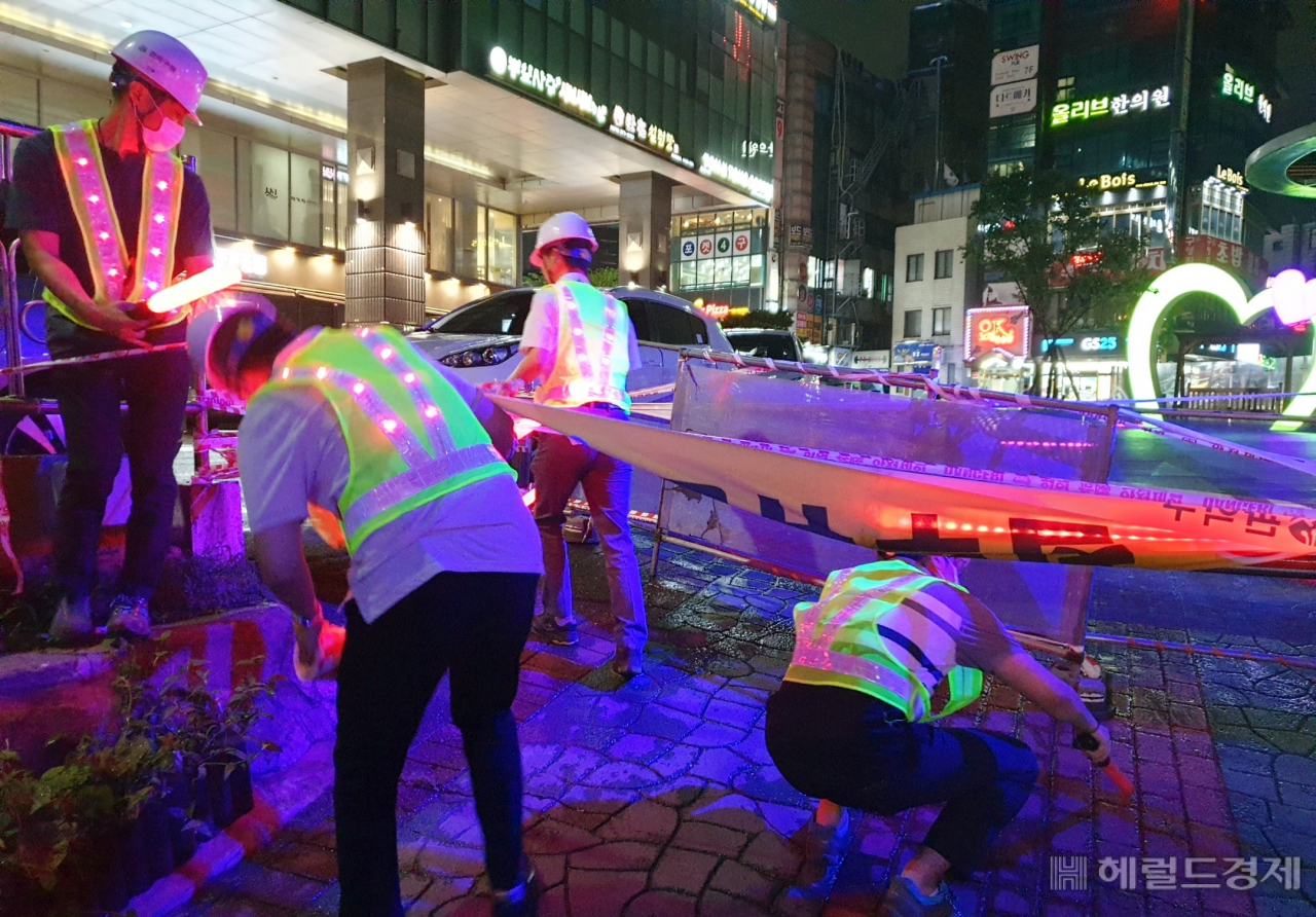 지난해 하천순찰단원들이 비가 많이 오자 별빛내린천 일대를 안전사고 예방을 위해 작업을 하고 있다. [관악구]