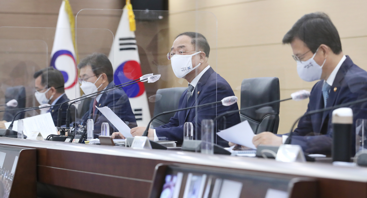 정부가 친환경 경제로의 전환을 위해 국가온실가스감축목표(NDC) 상향을 검토하고 대외경제협력기금(EDCF)을 고도화하는 등 노력을 지속키로 했다. 디지털경제 국제협력도 강화한다. 홍남기 부총리 겸 기획재정부 장관은 17일 정부세종청사 열린 대외경제장관회의에서 이같이 밝혔다. 이날 회의에서는 ▷2050 탄소중립 실현을 위한 기후변화 대외 이슈 점검 및 대응방향 ▷EDCF 고도화 방안 ▷그린 EDCF 추진 전략 ▷EDCF 민관협력개발사업(PPP) 현황 점검 및 확대 방안 등이 논의됐다. [연합]