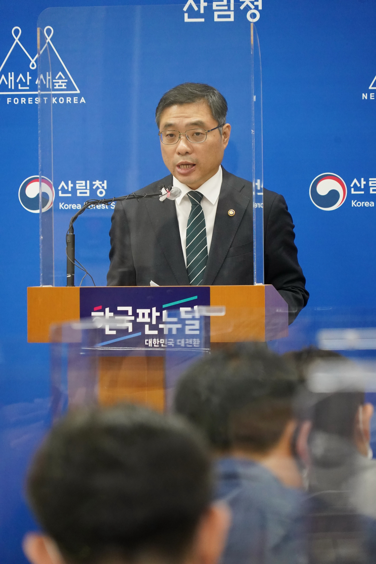 산림청은(청장: 최병암·사진) 17일 정부대정청사 브리핑룸에서 최근 언론에서 논란된 벌채 정책과 관련한 주요쟁점에 대한 대국민 설명회를 열었다.
