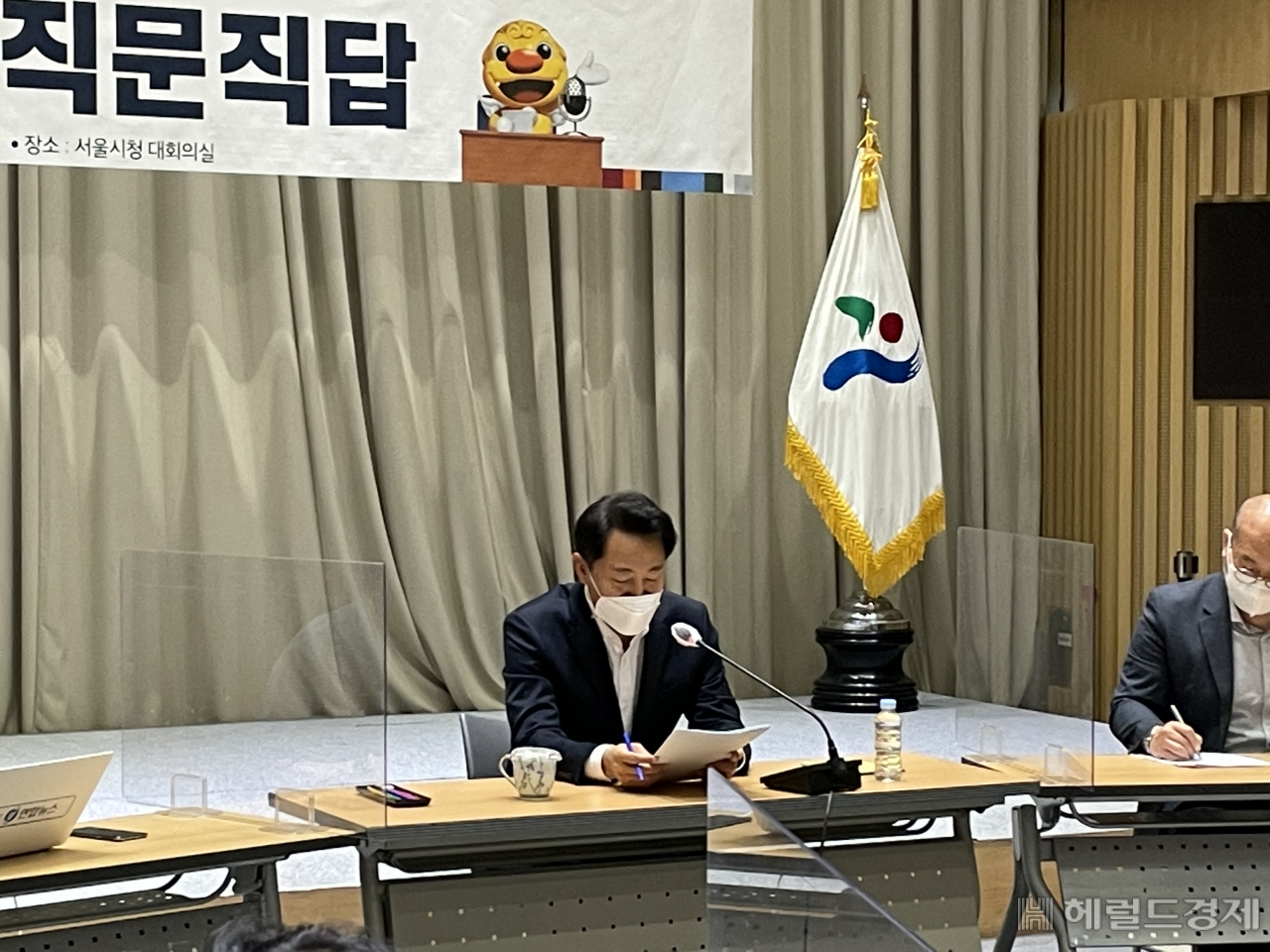 오세훈 서울시장이 17일 오전 10시 서울시청 3층 대강당에서 출입기자들과 간담회에서 기자들의 질문에 답을 하고 있다. [김유진 기자]