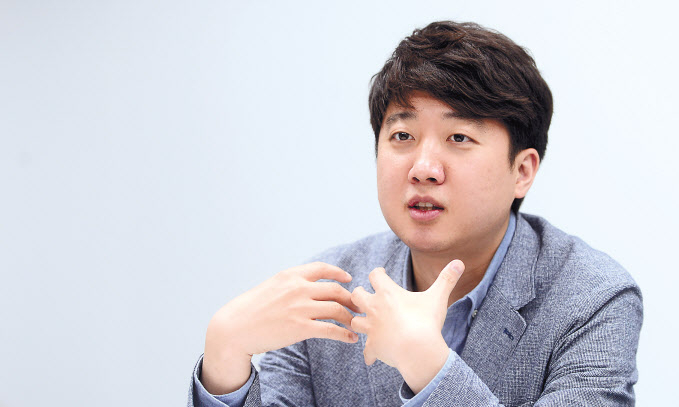 이준석 전 미래통합당 최고위원은 최근 당대표 경선에 출사표를 던졌다. 그는 300여일 앞으로 다가온 대선 승리를 위해 당의 지지기반을 2030 젊은 세대로 확장하기 위해 대표경선에 뛰어들었다고 말했다. 이상섭 기자