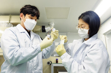 ETRI 연구진이 이온 저항층을 제거한 하이브리드 전해질을 제조해 전지 특성을 확인하는 모습. [ETRI 제공]