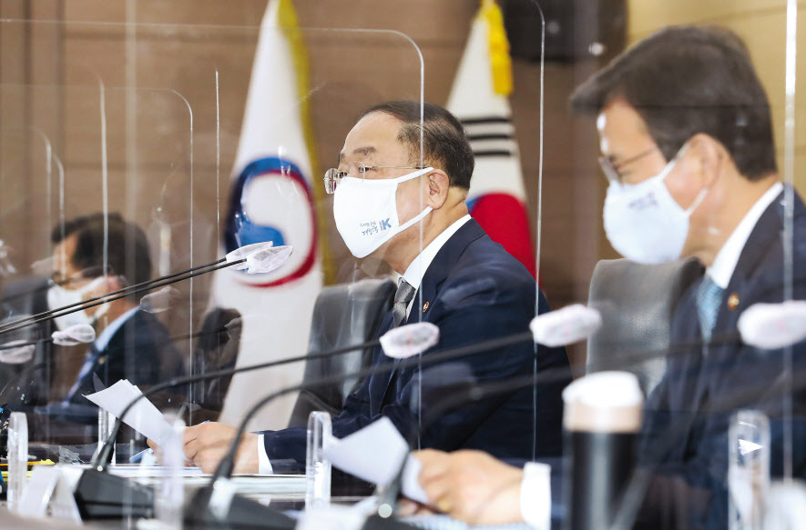 홍남기(가운데) 부총리 겸 기획재정부 장관이 17일 오전 정부세종청사에서 열린 대외경제장관회의를 주재하며 발언하고 있다. 정부는 이 자리에서 최근 미국의 인플레이션이 금리 상승으로 이어질 경우, 한국의 가계부채에도 부담 요인이 될 수 있다고 분석하고 국내외 금융·외환시장을 면밀히 모니터링하기로 했다. [연합]