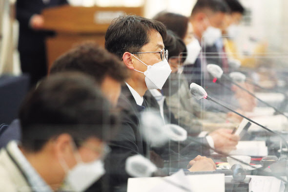 지난달 20일 오후 서울 중구 한국프레스센터에서 열린 최저임금위원회 1차 전원회의에서 박준식 위원장이 발언을 하고 있다. [연합]