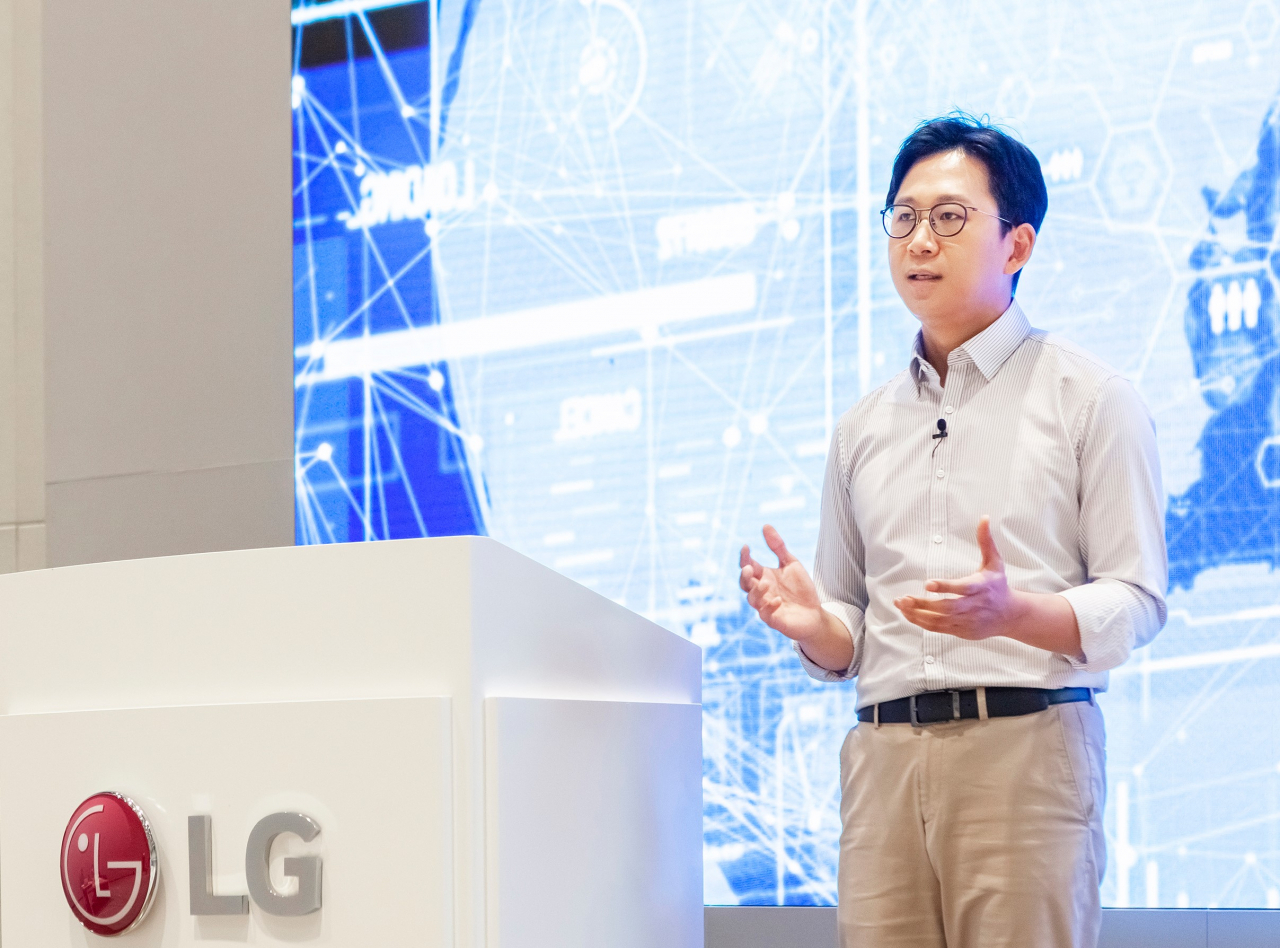 배경훈 LG AI연구원장이 17일 비대면 방식으로 진행된 'AI 토크 콘서트'에서 초거대 인공지능(AI) 개발에 1억달러를 투자한다고 발표하고 있다.[LG 제공]