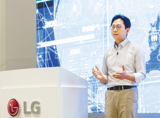 배경훈 LG AI연구원장이 17일 비대면 방식으로 진행된 ‘AI 토크 콘서트’에서 초거대 인공지능(AI) 개발에 1억달러를 투자한다고 발표하고 있다. [LG 제공]