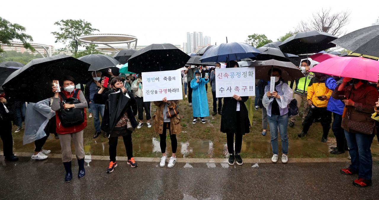지난 16일 오후 서울 반포한강공원 수상택시 승강장 인근에서 열린 ‘고 손정민 군을 위한 평화집회’에서 참가자들이 신속한 수사를 촉구하며 구호를 외치고 있다. [연합]