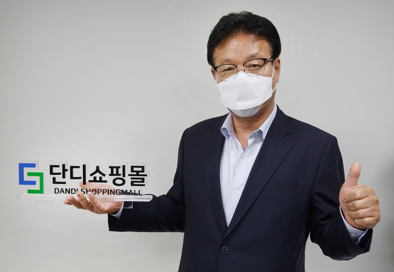 부산시설공단 추연길 이사장이 지하도상가 온라인 쇼핑몰인 ‘단디쇼핑몰’ 홍보에 나서고 있다. [부산시설공단 제공]