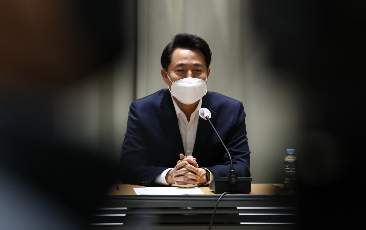 오세훈 서울시장이 17일 오전 서울 중구 서울시청 대회의실에서 취임 한 달을 맞아 기자간담회를 하고 있다. 연합뉴스