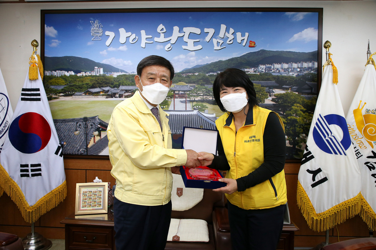 허성곤 김해시장이 위기에 빠진 시민의 생명을 구한 김남희(52)씨에게 감사패를 수여하고 있다. [김해시 제공]