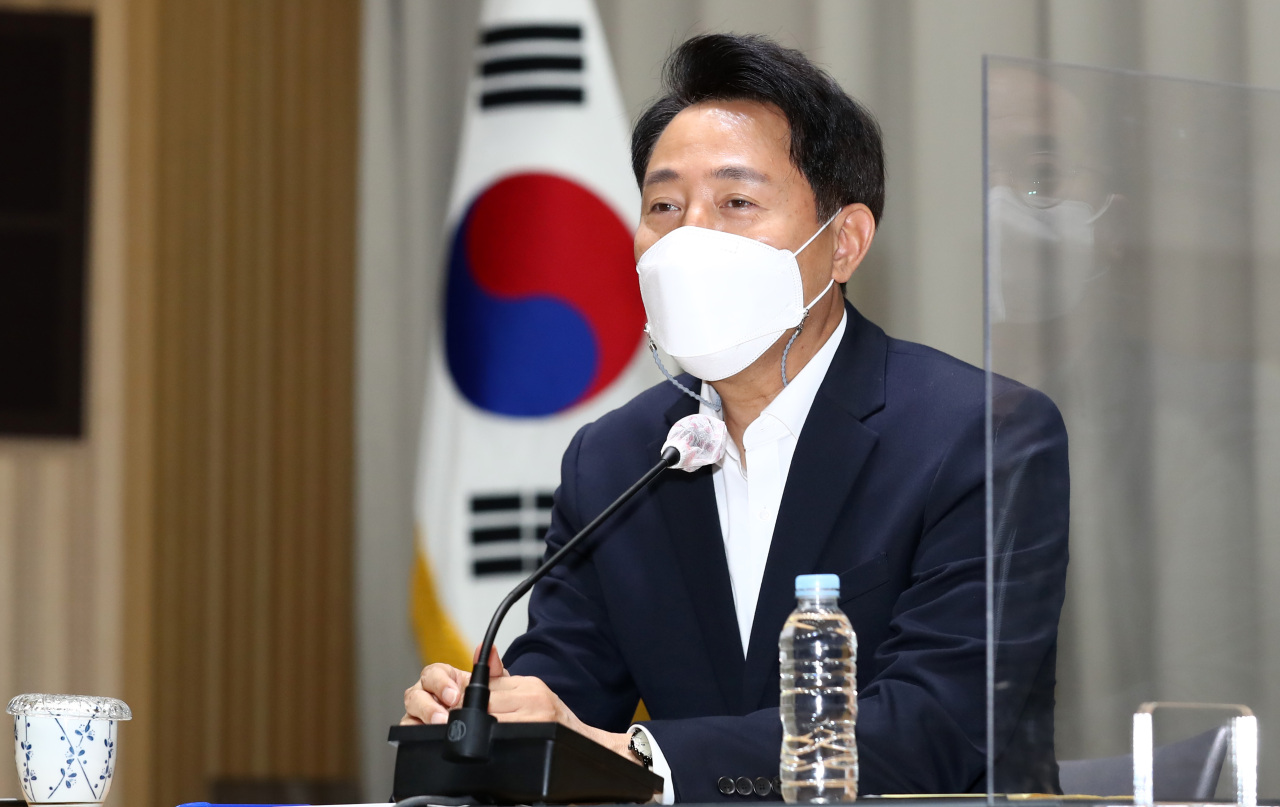 Seoul Mayor Oh Se-hoon speaks during a meeting with reporters Monday held at the city hall in Jung-gu, central Seoul. (Yonhap)