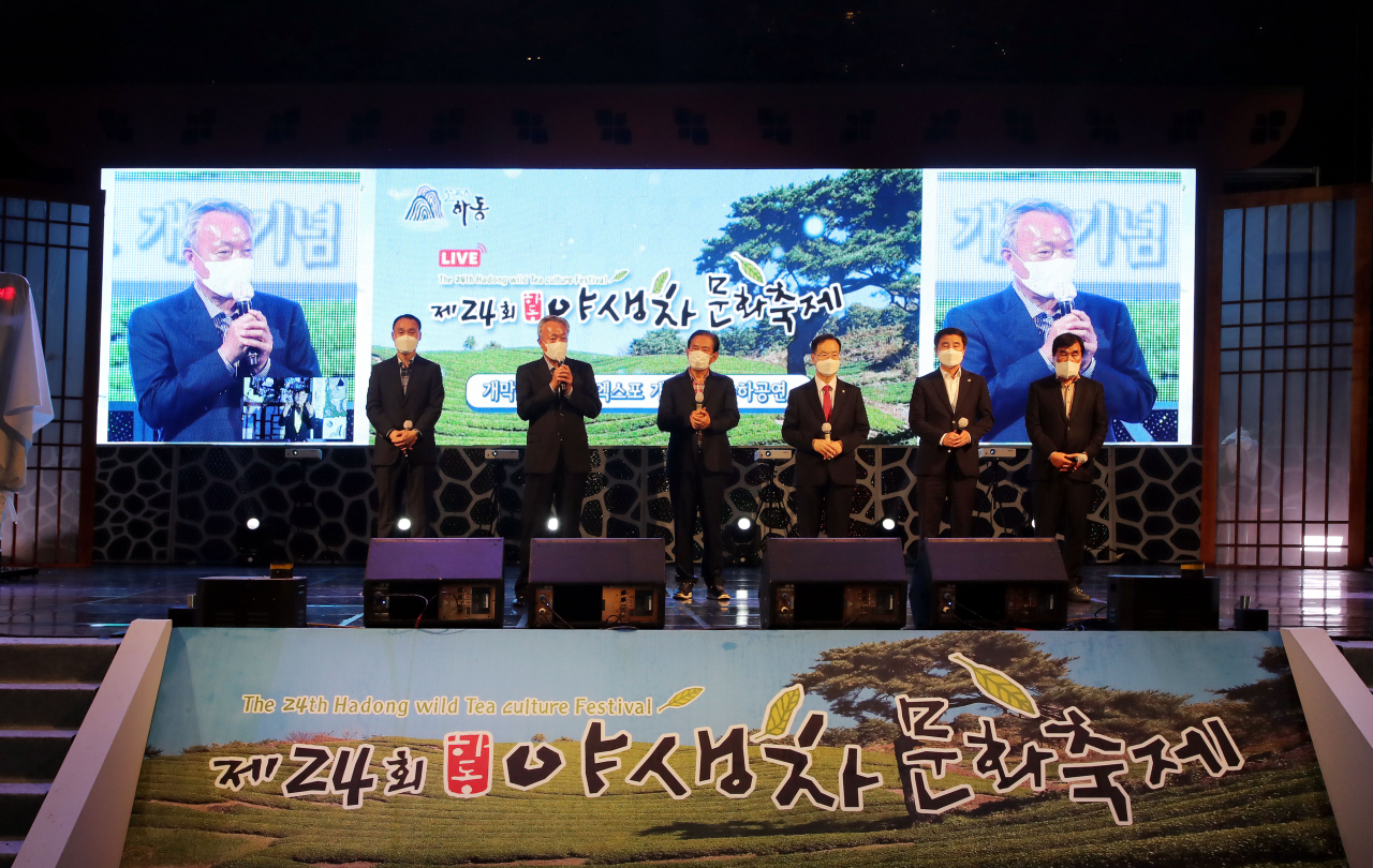 제24회 하동야생차문화축제 개막식에서 진행된 2022세계차엑스포 성공 기원 퍼포먼스 모습. [하동군 제공]