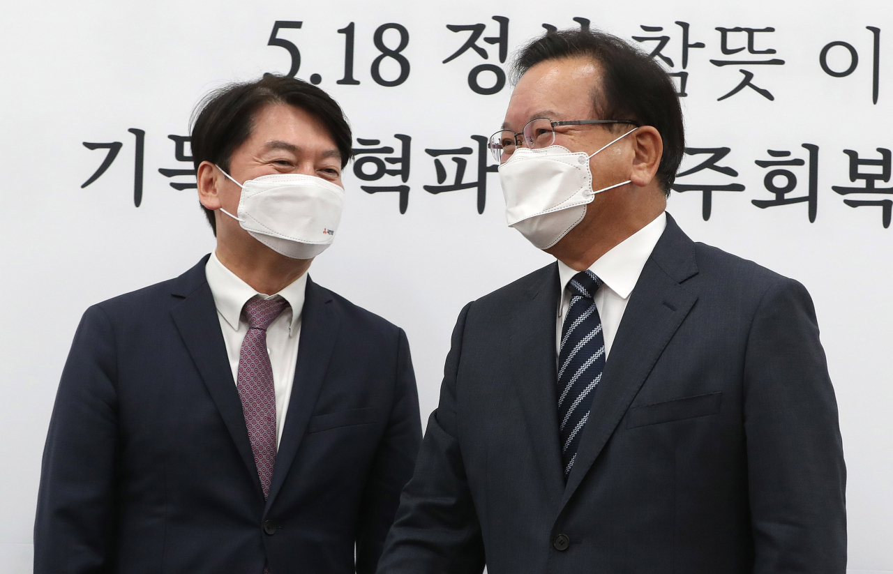 안철수 국민의당 대표(왼쪽)가 17일 서울 여의도 국회에서 신임 인사차 예방한 김부겸 국무총리와 이야기하고 있다. [연합]