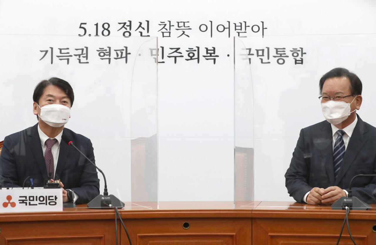 안철수 국민의당 대표(왼쪽)가 17일 서울 여의도 국회에서 김부겸 신임 국무총리의 예방을 받고 인사말을 하고 있다. [연합]