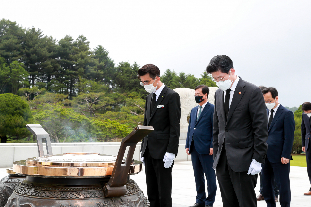 노형욱 신임 국토교통부 장관(오른쪽)이 17일 대전 현충원을 찾아 국기에 경례하는 모습. [국토교통부 제공]