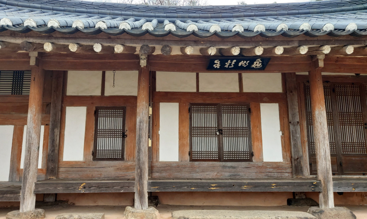 순천 옥천조씨 절민공파 종가 사랑채 문은 겸양의 뜻을 담아 작게 만들었다.