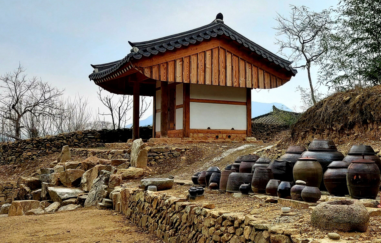 질박한 모습의 경주정씨 참의공파 사당과 장독대