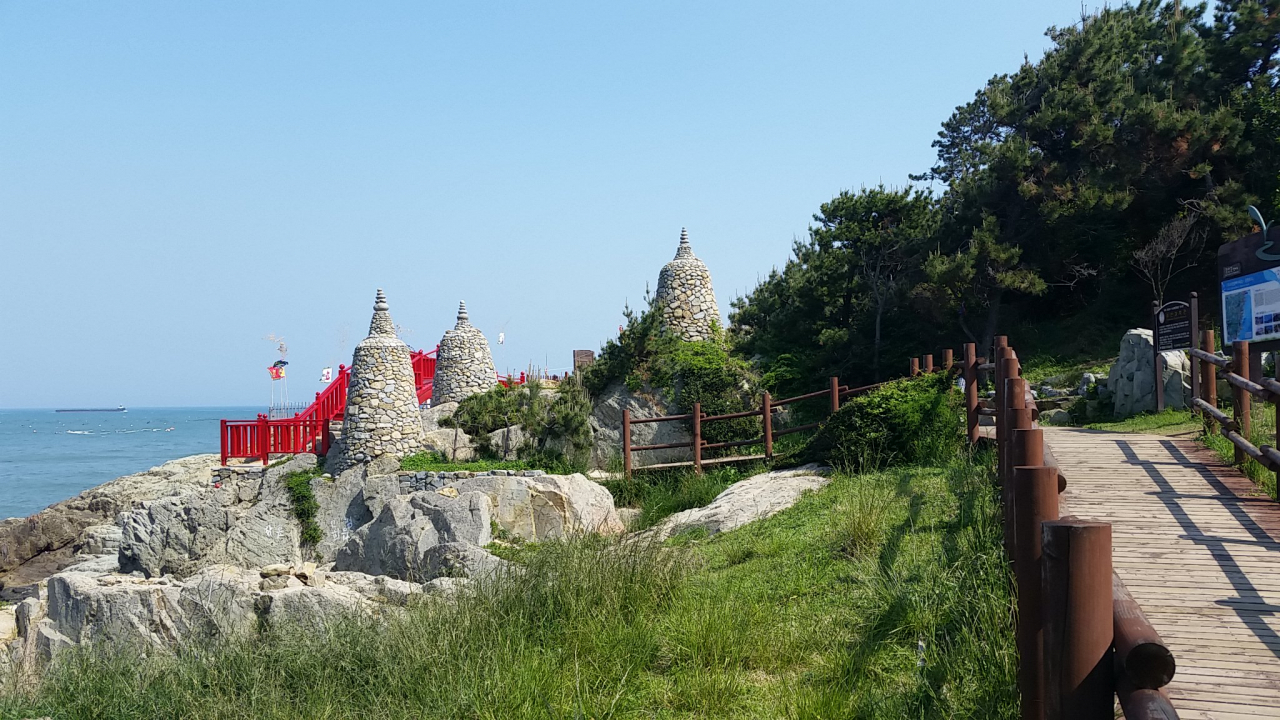 기장 해안산책로. 해동용궁사 돌탑이 보인다.