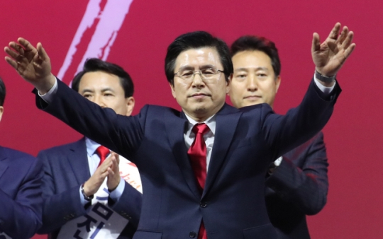 2019년 2월 27일 경기도 고양시 킨텍스에서 열린 자유한국당(국민의힘 전신) 제3차 전당대회에서 당 대표로 당선된 황교안 당시 대표가 수락연설을 하기 위해 단상으로 나오며 손을 들고 있다. [연합]