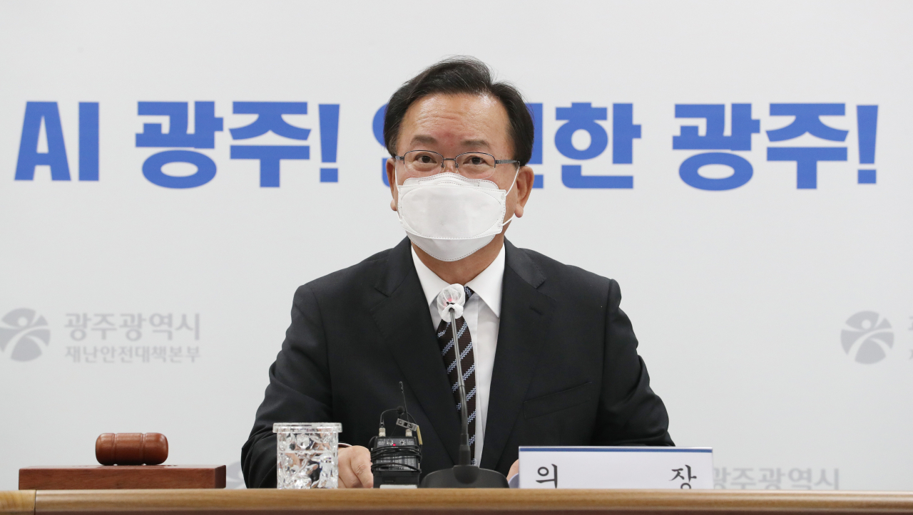 김부겸 국무총리가 18일 오전 광주광역시청에서 서울과 세종청사를 영상으로 연결해 열린 국무회의에서 발언하고 있다. [연합]